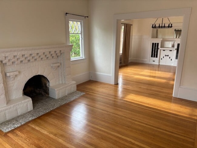 Building Photo - Beautiful Centrally Located Rockridge Craftsman!