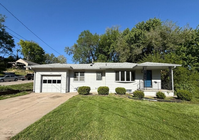 3 Bed Home with Fireplace Den, Covered Patio & Bonus Living Space - 3 Bed Home with Fireplace Den, Covered Patio & Bonus Living Space
