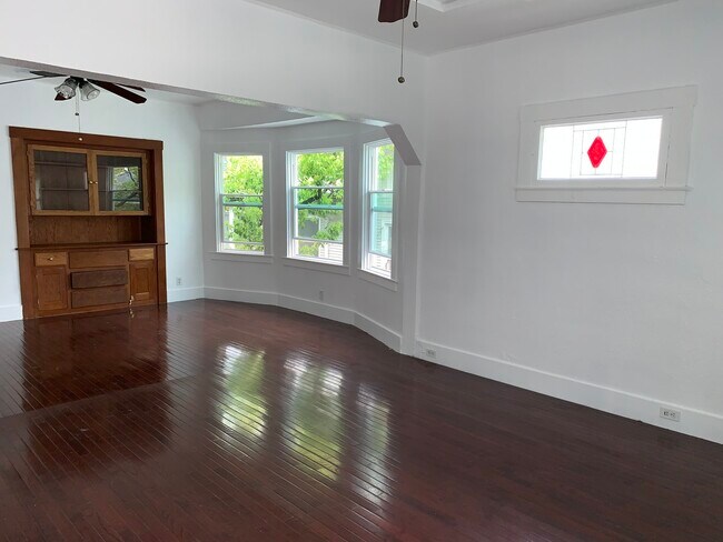 Gran sala - 3146 2nd Ave