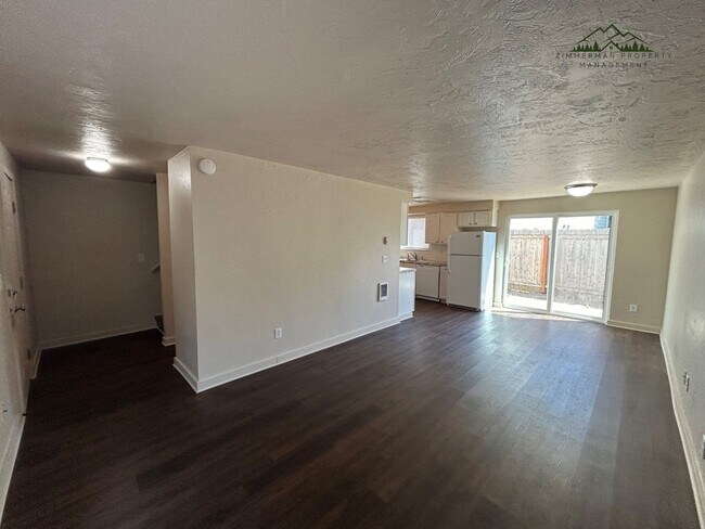 Foto del edificio - 953-955 N Cloverleaf Lp.