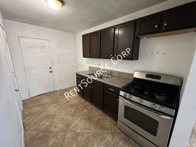 Building Photo - 2 Bedroom Duplex for Rent in Barstow