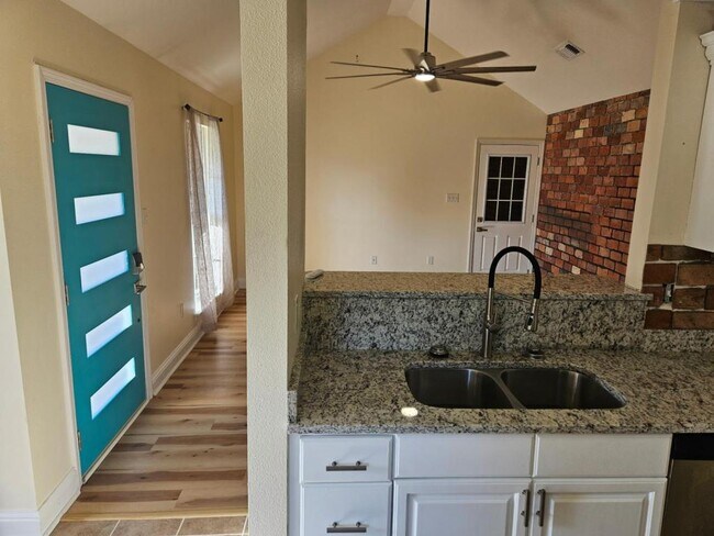 Building Photo - 303 Twin Lakes Blvd