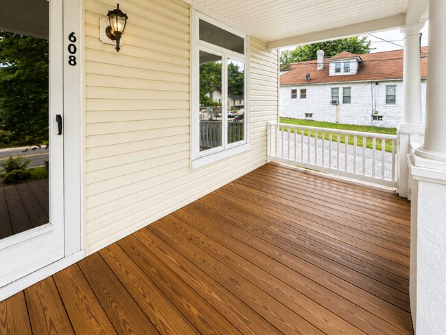 Foto del edificio - Classic Charm Meets Modern Updates in This Spacious Home ?