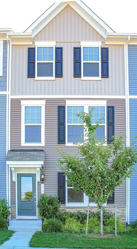 Primary Photo - 68 Anthem St