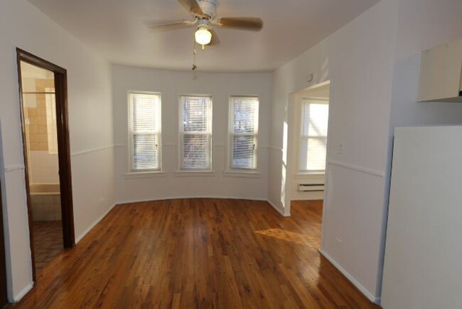 Interior Photo - 4501-4515 N Malden St