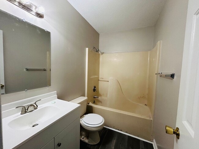 Building Photo - 404 A Poplar St