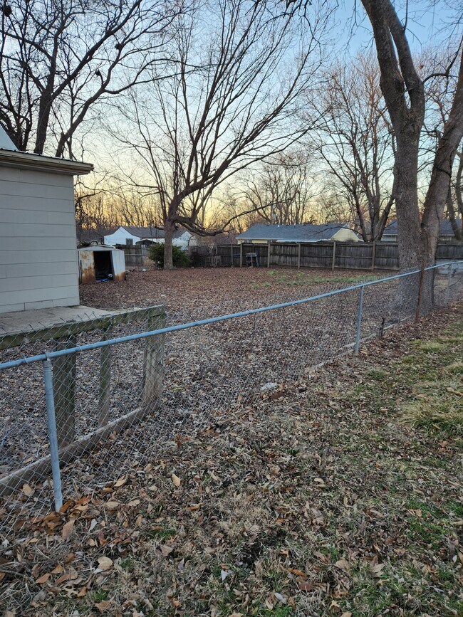Building Photo - 608 S Tebo St