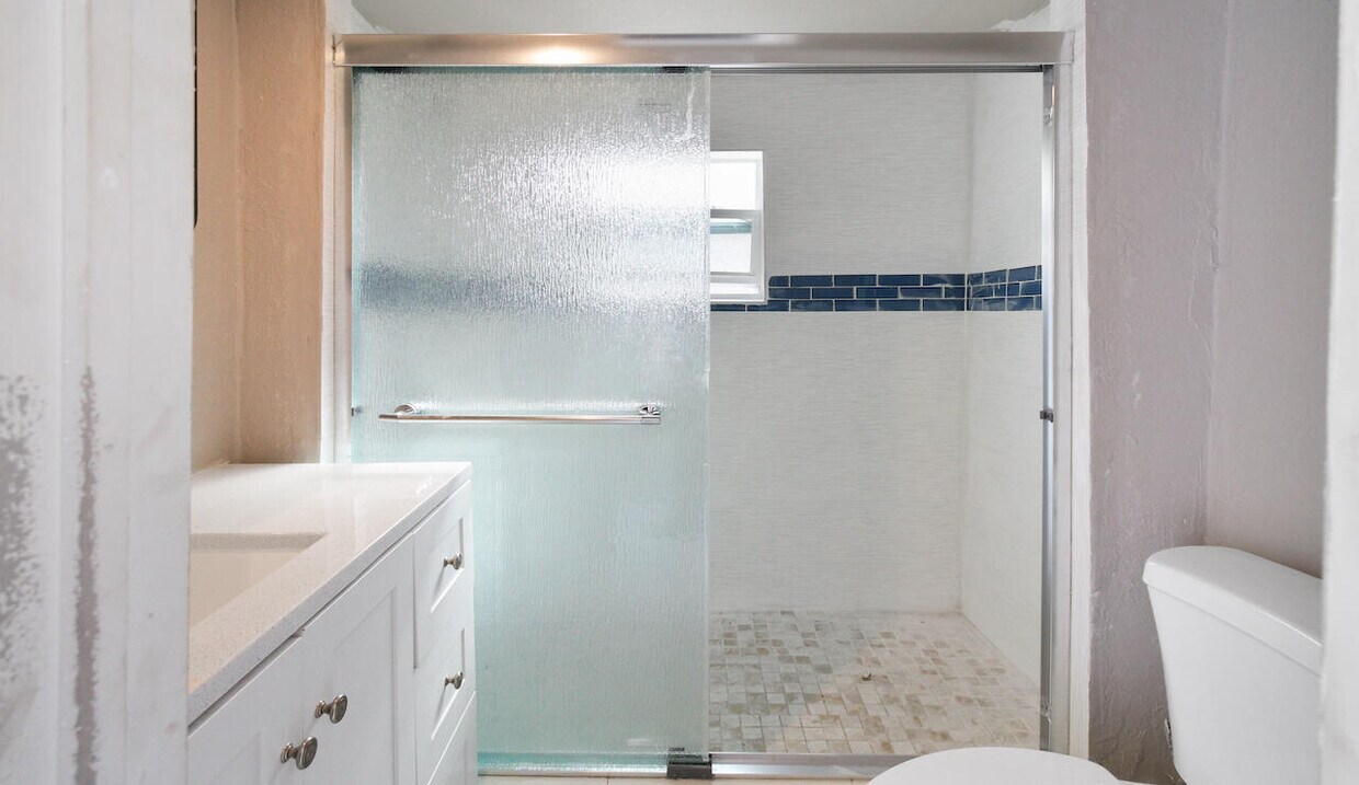 947 39th Ct Unit Cottage, West Palm Beach, FL 33407 Room for Rent in