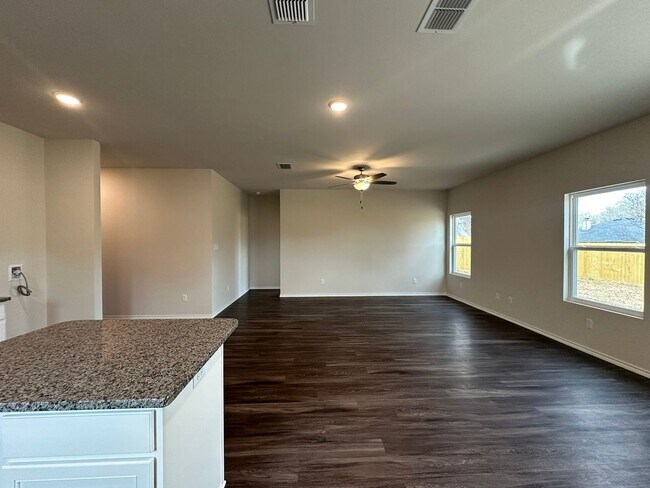 Building Photo - 4 Bedroom 2 Bath in Whitehouse ISD!