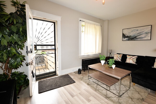 Sala de estar - 2106 Pogue Ave