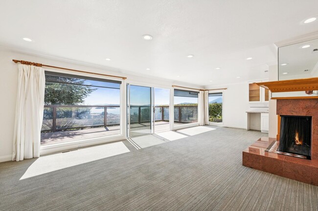 Building Photo - Bay View Home In Peacock Gap