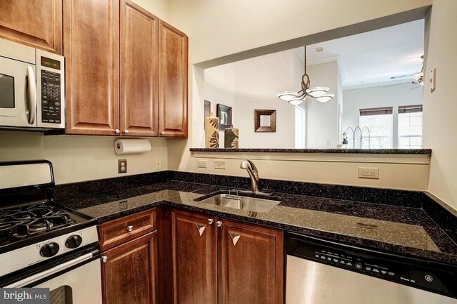 Building Photo - 4950 Brenman Park Dr