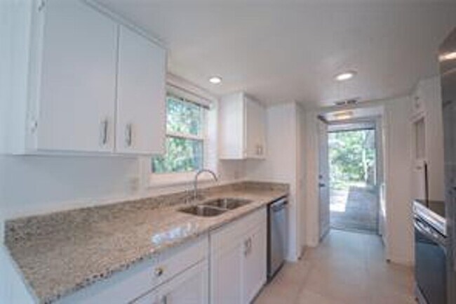Foto del edificio - **Charming Mid-Century Modern Retreat in t...