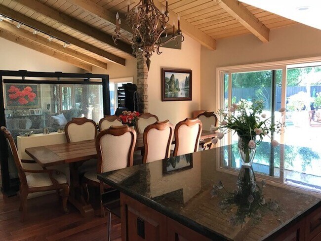 Building Photo - Fabulous N. San Marcos 3 BR 2 bath home wi...