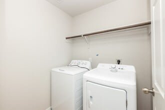 Building Photo - 3305 Horizon Side Way