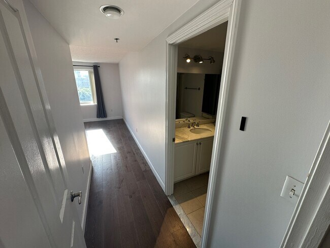 Building Photo - 8 Museum Way