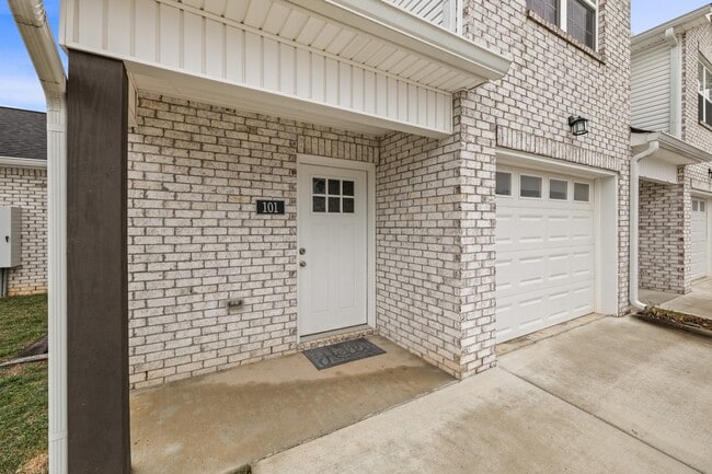 Foto del edificio - South Maple Townhomes