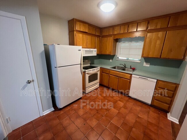 Building Photo - 3230 Greenholly Dr W