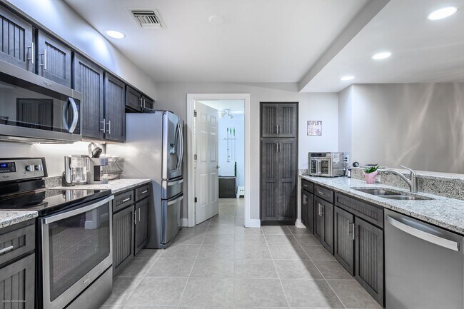 Building Photo - TURNKEY FURNISHED EXECUTIVE RENTAL IN BURN...