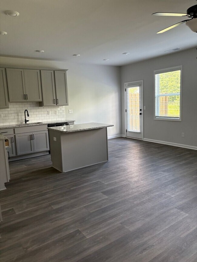 Building Photo - Charming 3BR Townhome in Adairsville
