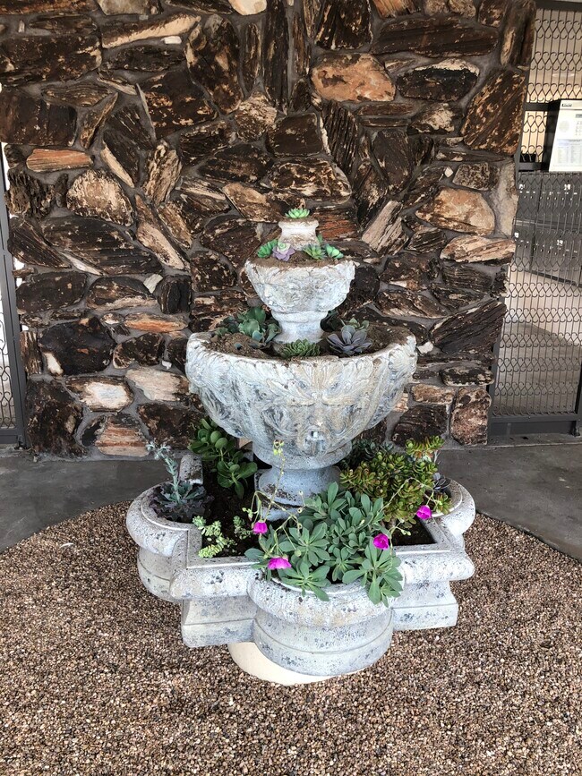Entrada atractiva y segura - 25924 Viana Ave