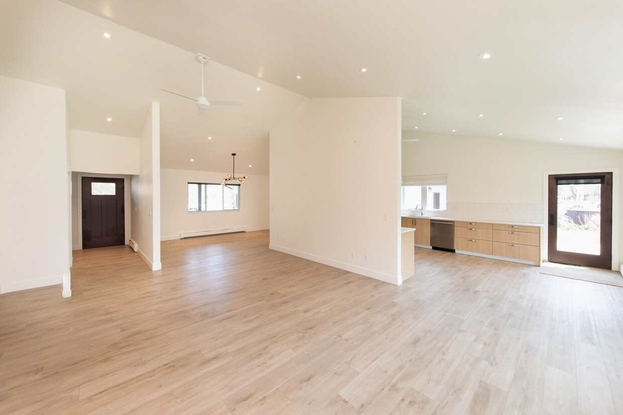 Foto principal - 663 Surrey Rd