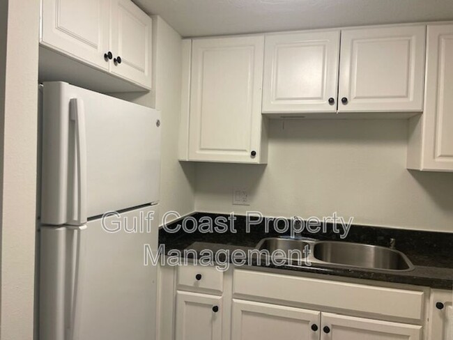 Building Photo - 301 S Gulfstream Ave