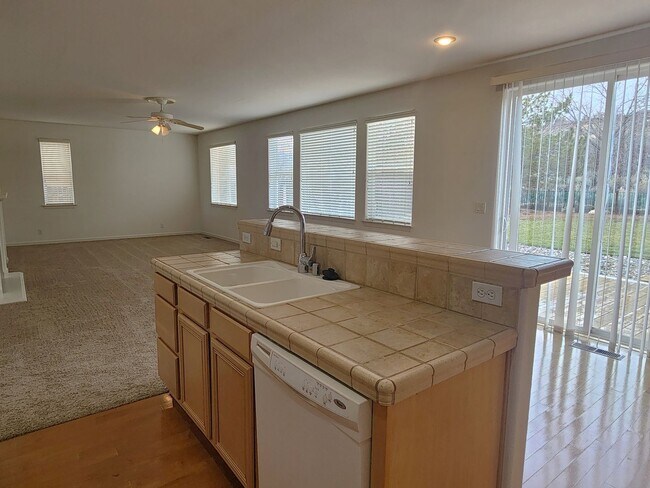 Building Photo - Large home on a golf course