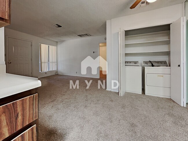 Foto del edificio - 9031 W Elm St Apt 3