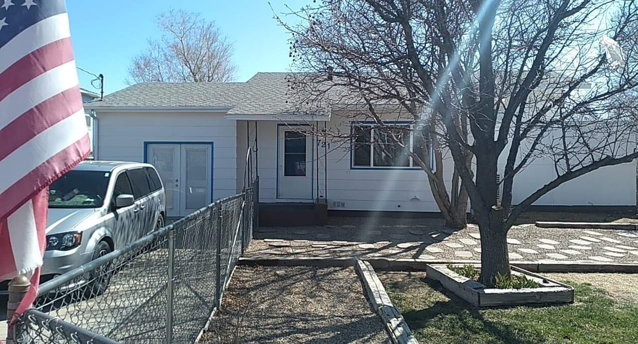 Primary Photo - 721 Best Ave