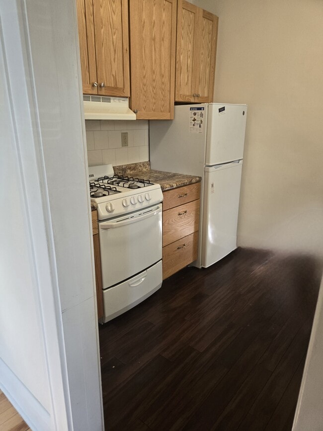 B2 Kitchen southside - Heritage Crest Apartments