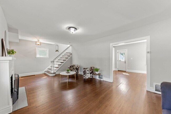 Building Photo - 120 S Lombard Ave