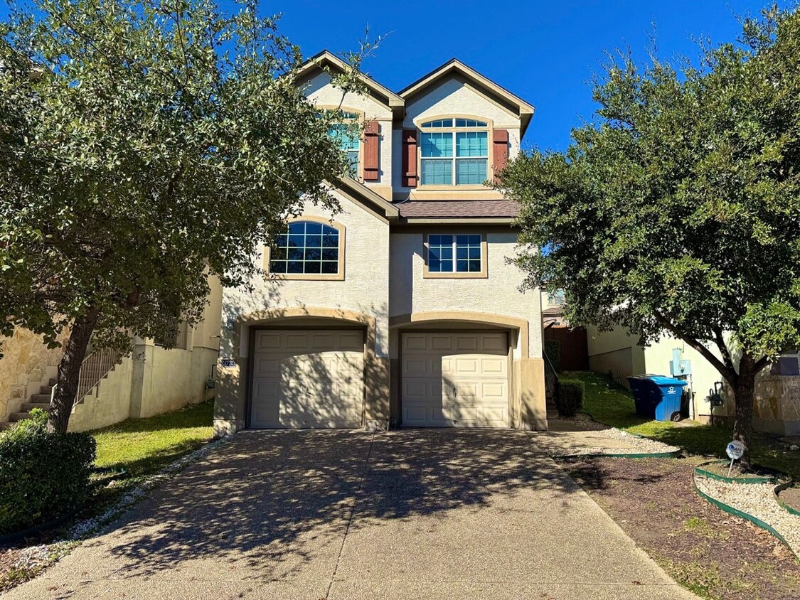 Foto principal - Beautiful Home in Stone Oak!