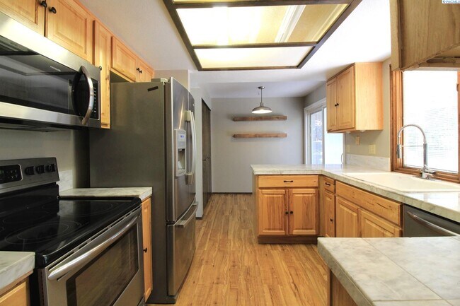 Building Photo - 4 Bed/3 Bath Richland Home w/ a Pool!
