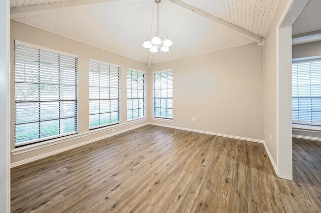 Building Photo - 933 Shell