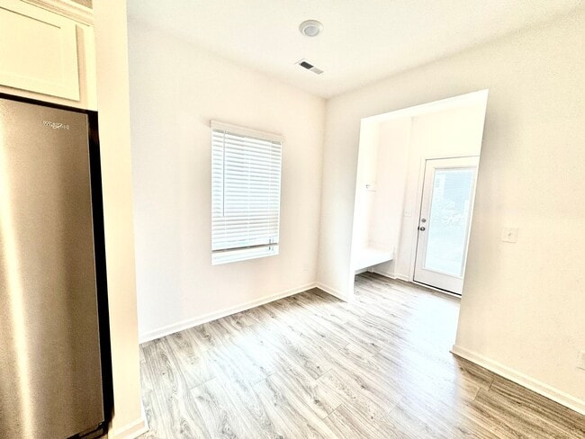 Building Photo - 1 Year old 2BD/2.5BTH townhome in York