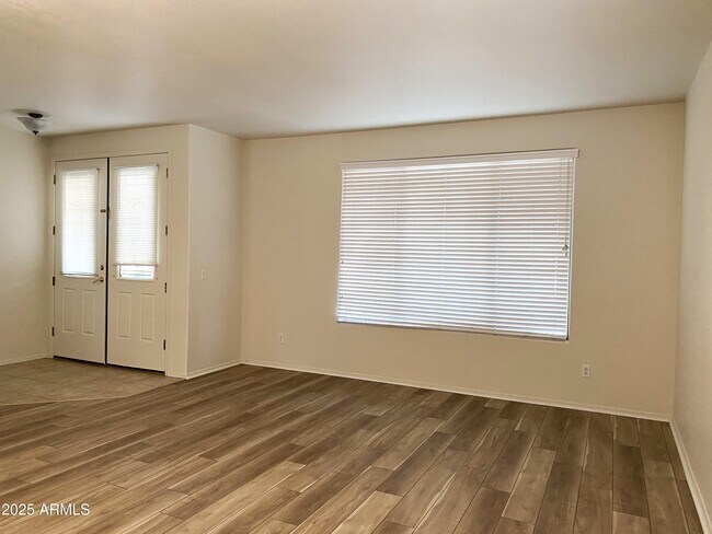 Foto del edificio - 8837 W Glenn Dr