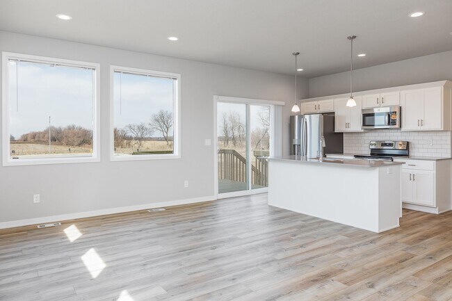 Building Photo - Stunning 3 Bedroom Home Nestled in Norwalk