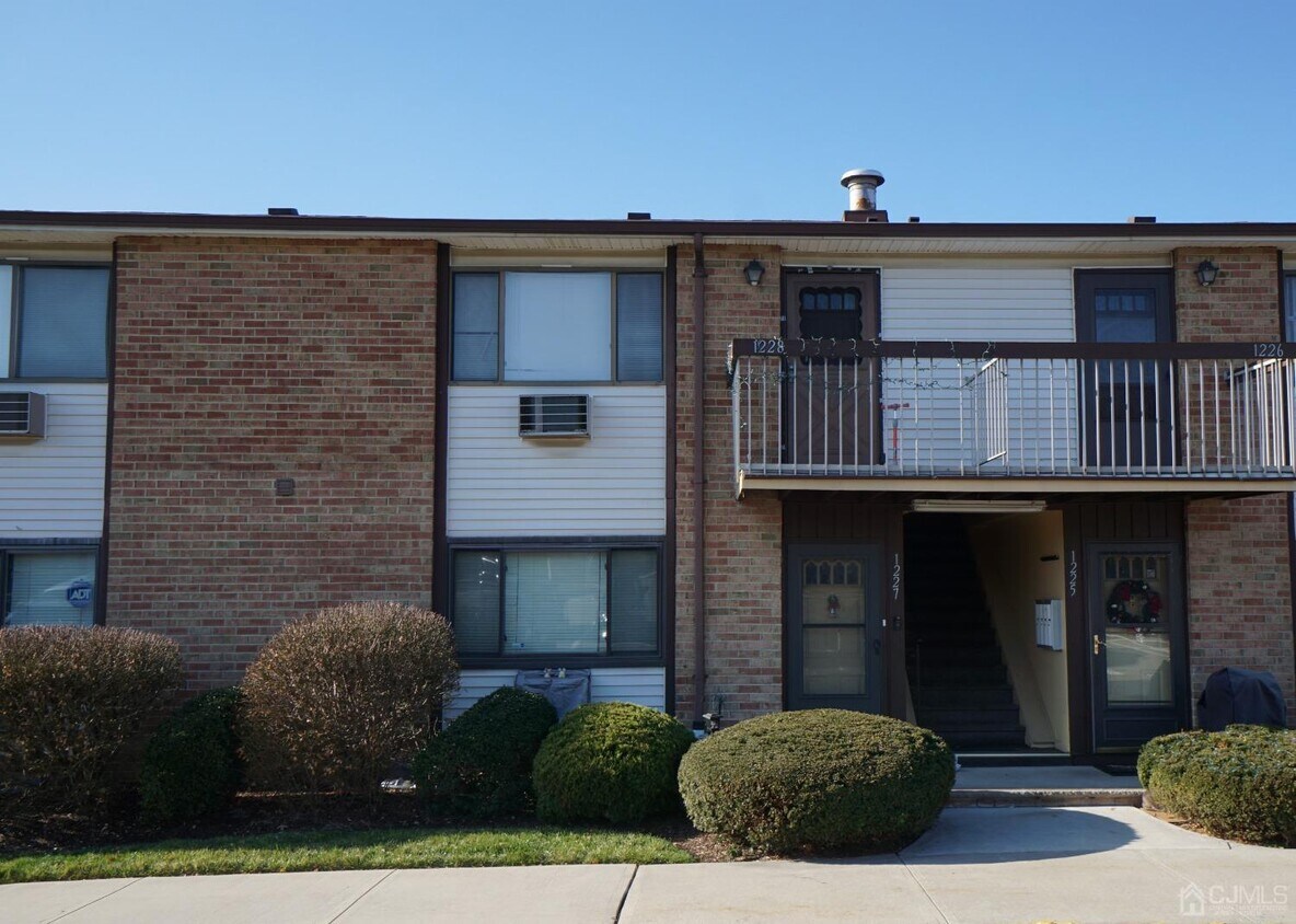Building Photo - 600 Cricket Ln