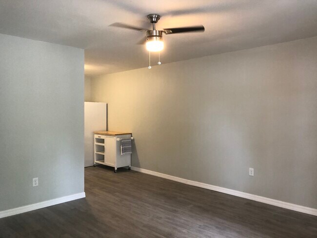 Sala de estar: tenga en cuenta que la propiedad está ocupada actualmente. - 9803 N Aster Ave