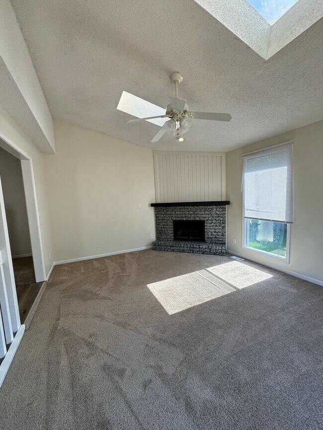 Building Photo - Huge 3/3 duplex in Blue Springs