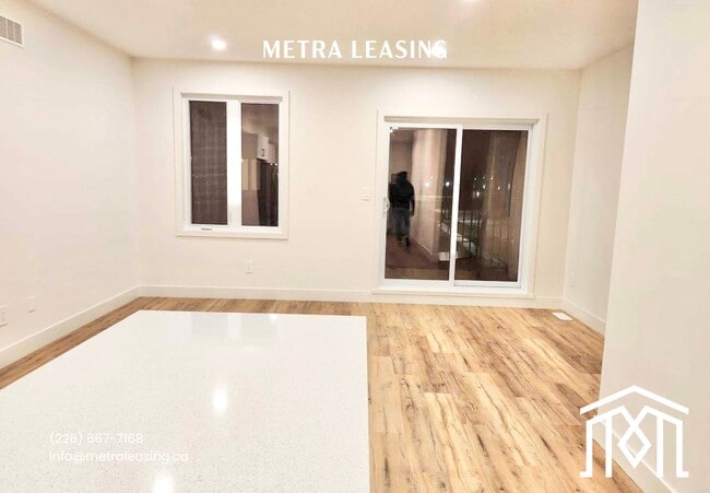 Building Photo - Three Bedroom Townhouse