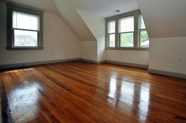 Foto del edificio - 58 Englewood Ave