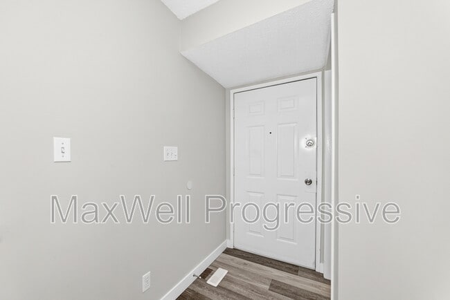 Building Photo - 10650-10158 158 Ave NW