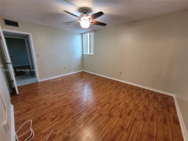 Building Photo - 1800 N Lauderdale Ave