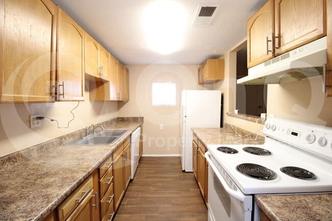Building Photo - 2824 W Louise Dr