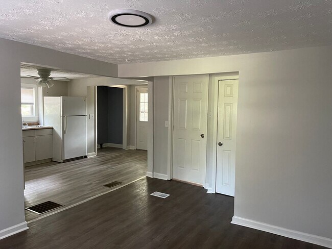 Foto del edificio - Adorable 2 Bed/1 Bath Bungalow in Forest P...