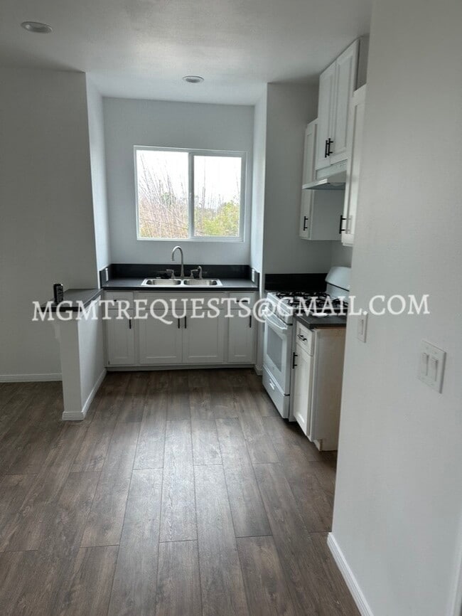 Photo - 555 N La Cadena Dr Apartment