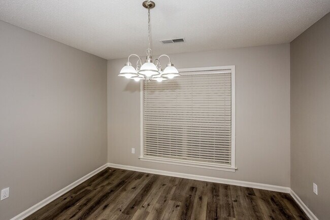 Building Photo - 5846 White Ridge Cir E