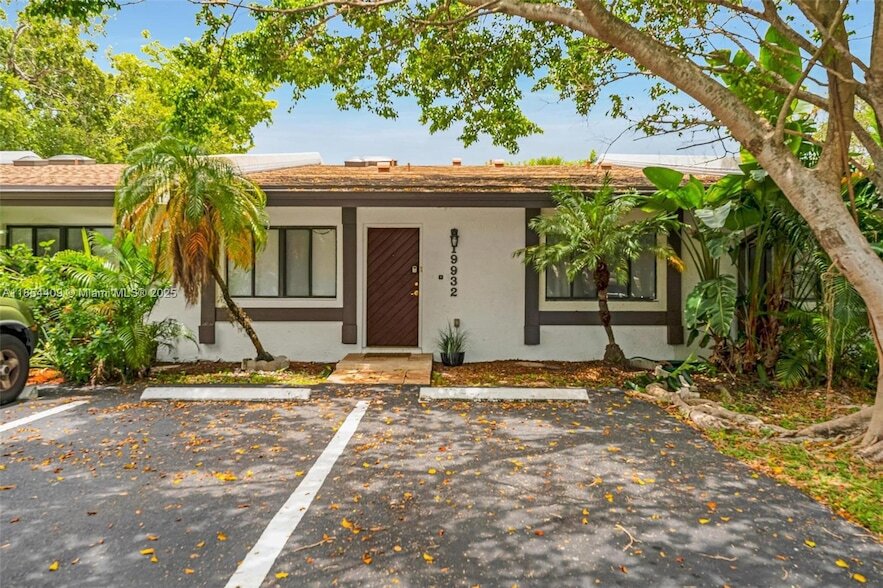 Foto principal - 19932 NE 5th Ct